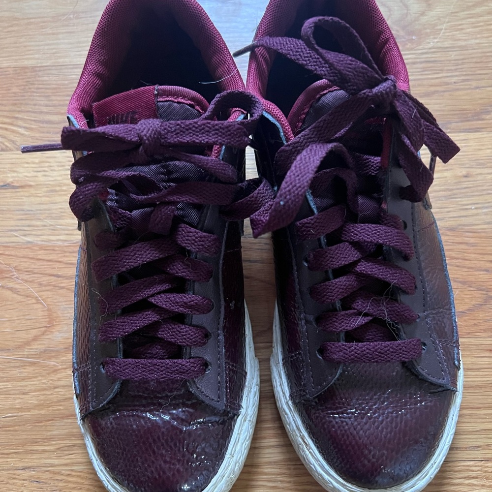 Nike Women's Snake pattern Burgundy Sneakers